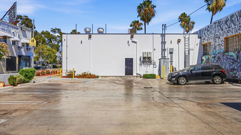 More Photos Of 465 N Fairfax Ave, Los Angeles Fast Food For Lease