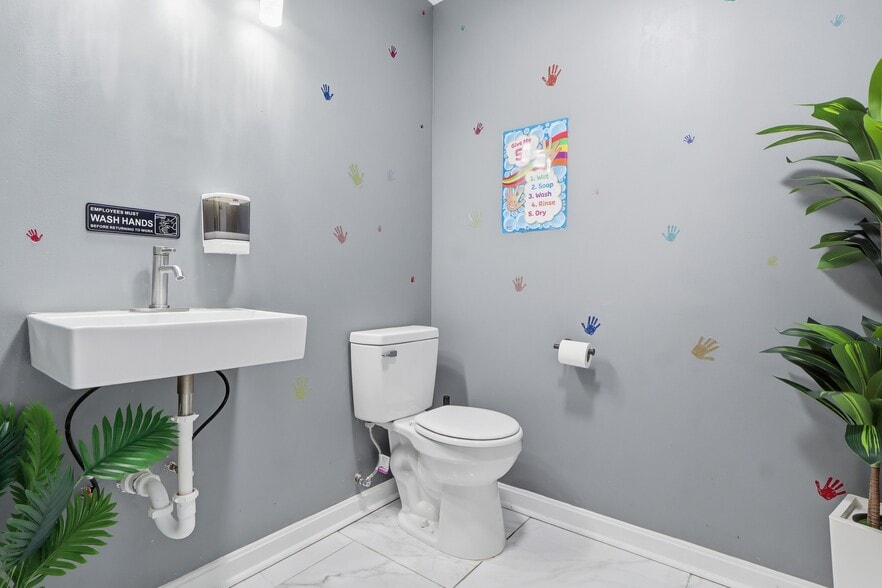 More Photos Of 805 E Prospect St, York General Retail For Sale