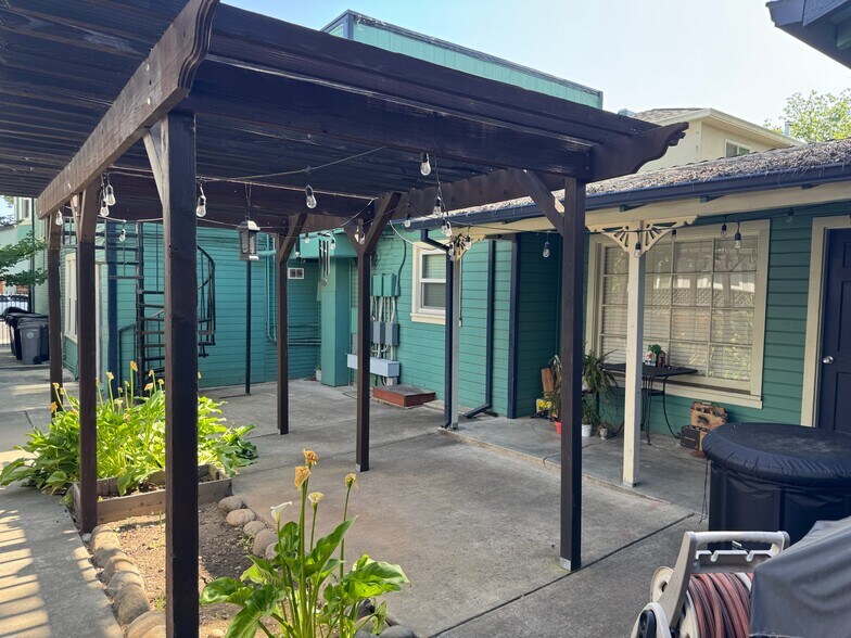 More Photos Of 2620 T St, Sacramento Storefront Retail Residential For Sale