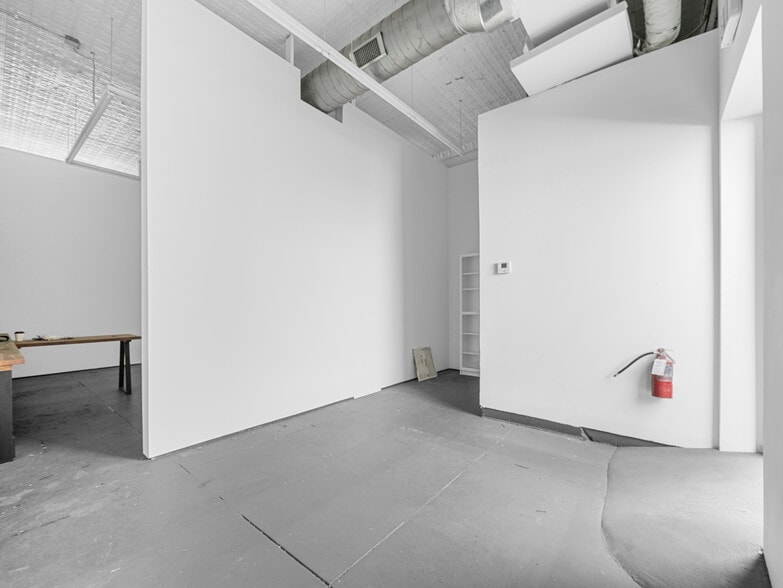 More Photos Of 901 W Jefferson Blvd, Dallas Storefront For Lease