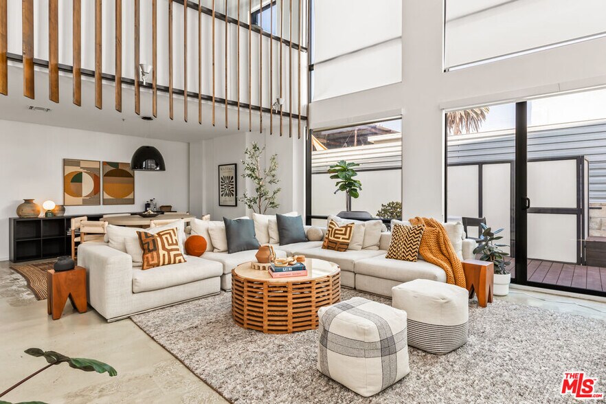 More Photos Of 700 Main St, Venice Office For Sale