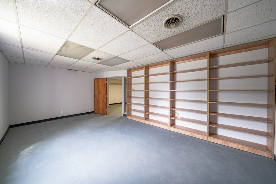 More Photos Of 8023 Malcolm Rd, Clinton Medical For Lease