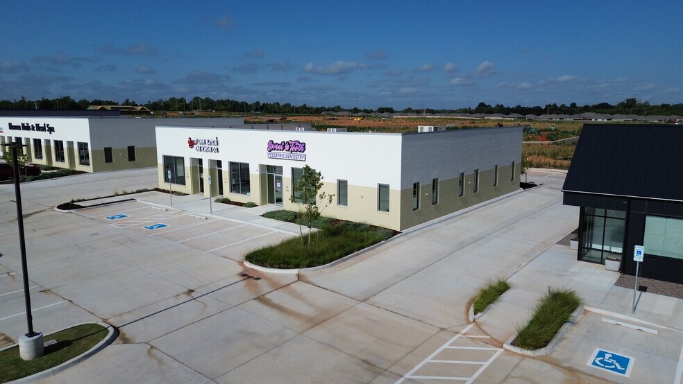 More Photos Of 2725-2801 S Mustang Rd, Yukon Storefront For Lease
