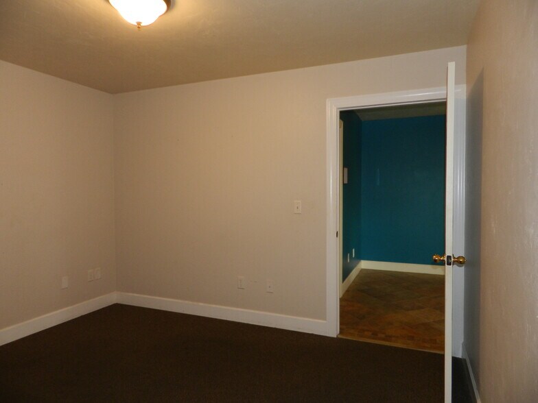 More Photos Of 1541 Ogden Rd, Montrose Medical For Lease