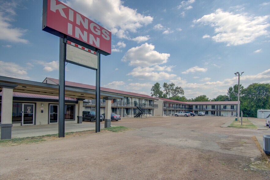 Primary Photo Of 100 W Wilson St, Valliant Hotel For Sale