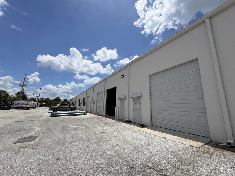 More Photos Of 4780-4806 N Orange Blossom Trl, Orlando Showroom For Lease