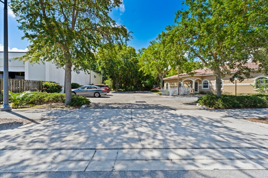 More Photos Of 3193 SE Dixie Hwy, Stuart Office For Sale