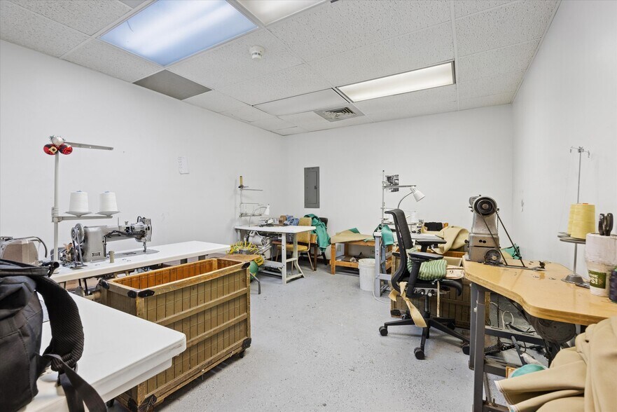 More Photos Of 4205-4215 Lawndale Ave, Lyons Manufacturing For Sale