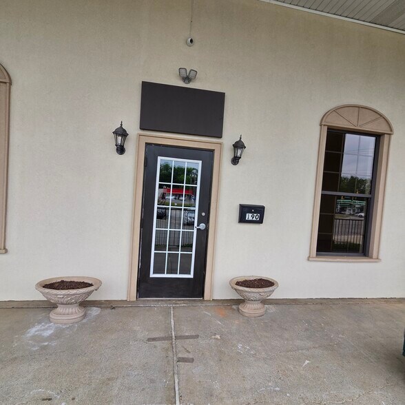 More Photos Of 692 Jonestown Rd, Winston-Salem Unknown For Lease