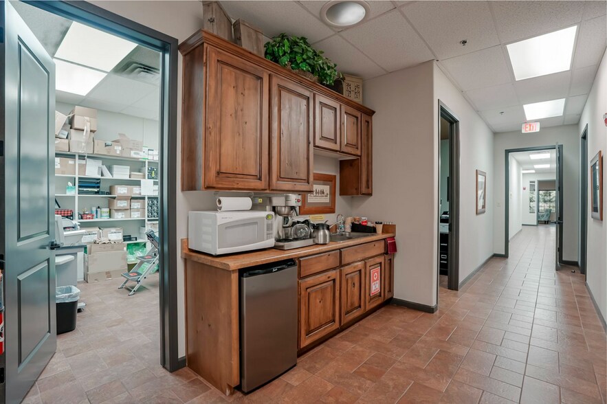 More Photos Of 3207 Lakeside Vlg, Prescott Office For Sale
