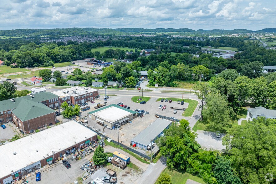 More Photos Of 2526-2530 Duplex Rd, Spring Hill Showroom For Sale