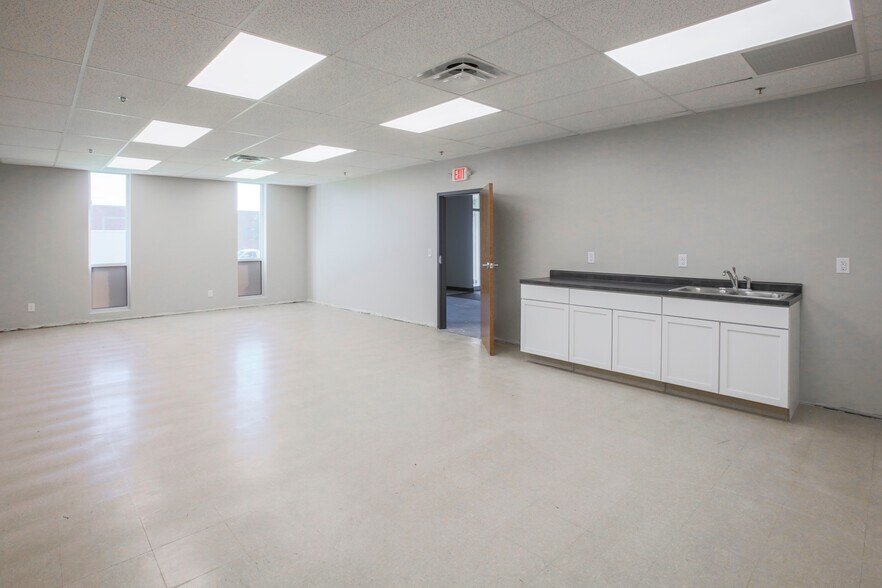 More Photos Of 2266 Distributors Dr, Indianapolis Manufacturing For Lease