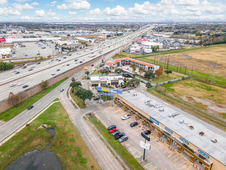 More Photos Of 11657 Gulf Fwy, Houston Unknown For Lease