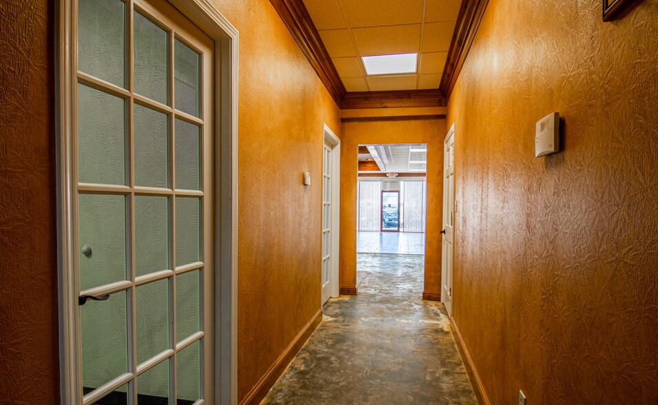 More Photos Of 1968 E Chestnut Expy, Springfield Office For Lease