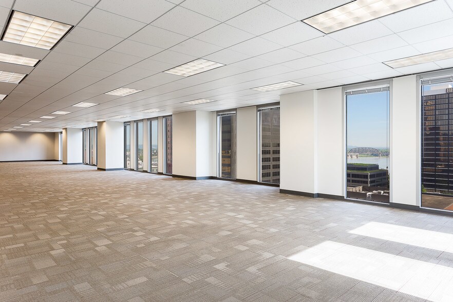 More Photos Of 400 W Market St, Louisville Office For Lease