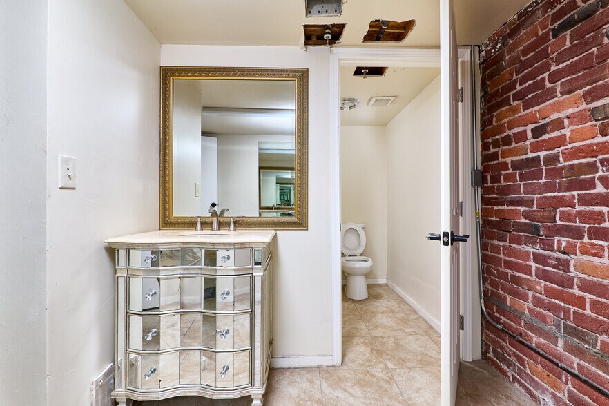 More Photos Of 910 2nd St, Sacramento Bar For Sale