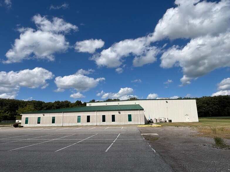 More Photos Of 118 Industrial Dr, Edgerton Warehouse For Sale