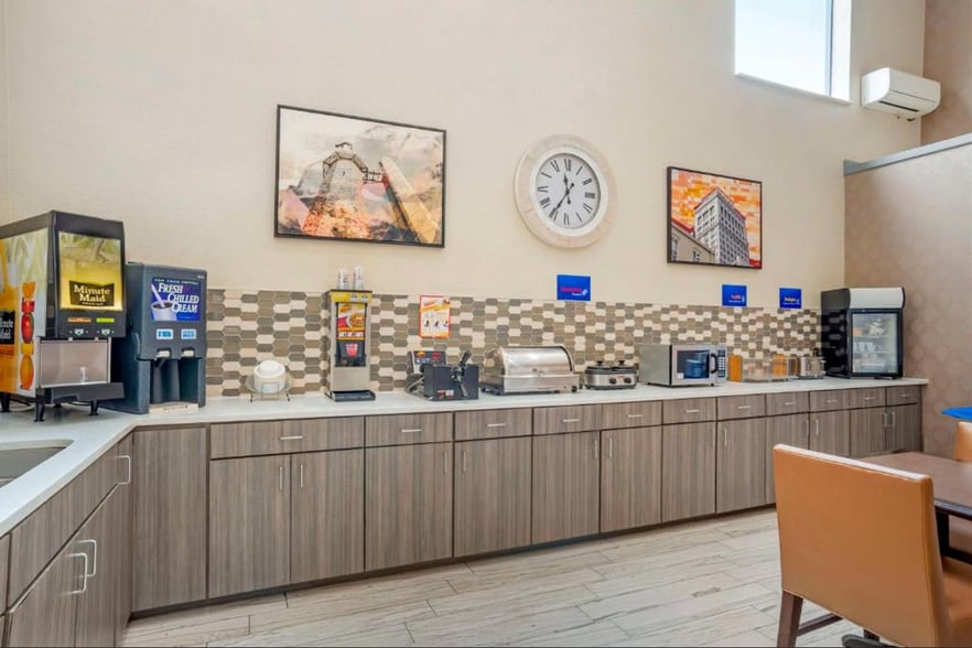 More Photos Of 842 Thompson St, Gardendale Hotel For Sale