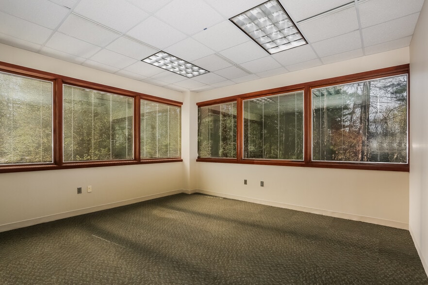 More Photos Of 125 Powder Forest Dr, Simsbury Office For Sale
