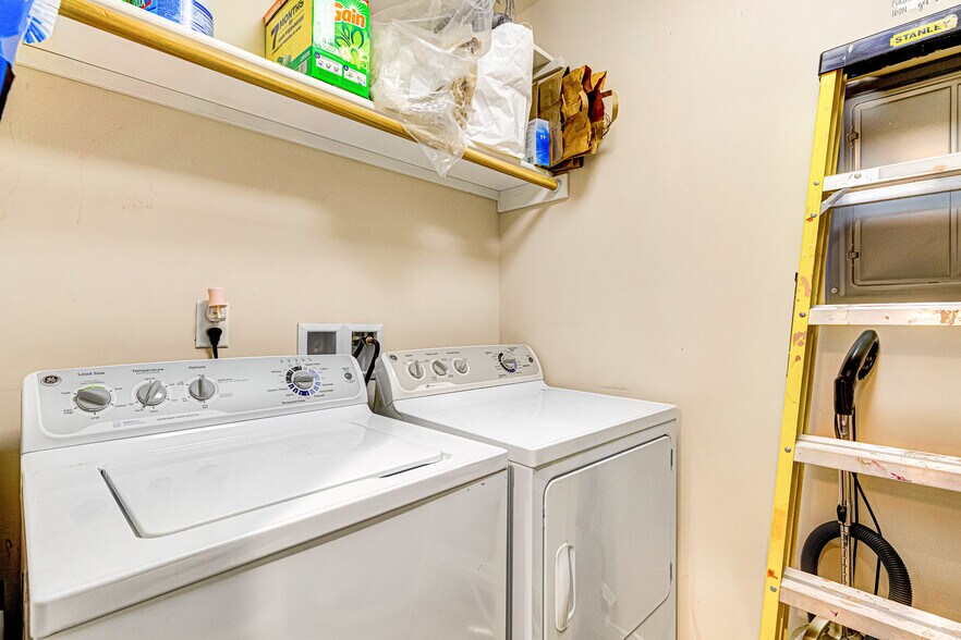 More Photos Of 10 W Williamsburg Rd, Sandston Office For Sale