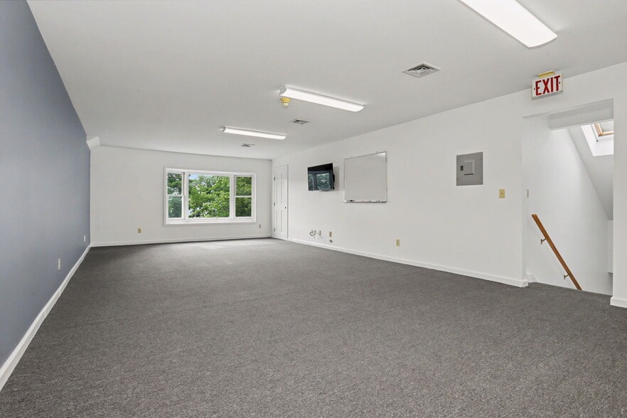 More Photos Of 27 Mill Plain Rd, Danbury Office For Sale