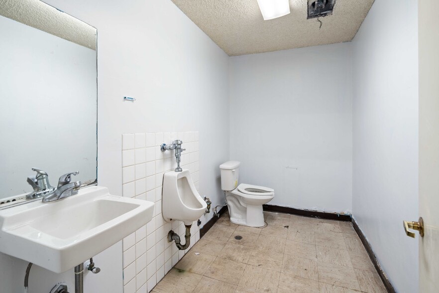 More Photos Of 215 W 15th St, Los Angeles Warehouse For Sale