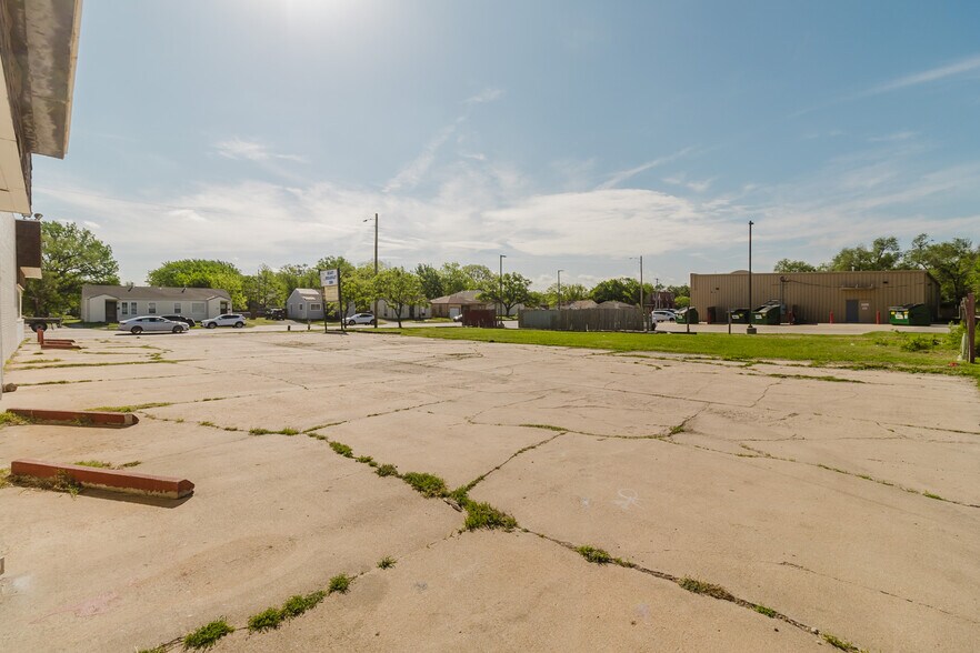 More Photos Of 1015 S Meridian Ave, Wichita Auto Repair For Sale