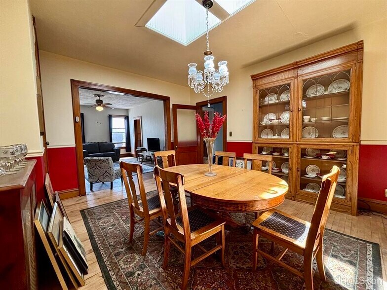 More Photos Of 221 W Washington St, Marquette Flex For Sale