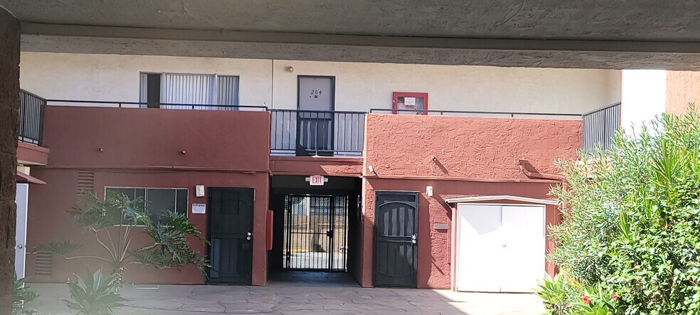 More Photos Of 1819 S Gramercy Pl, Los Angeles Apartments For Sale