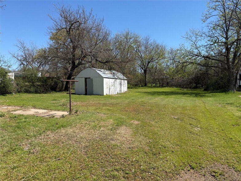 More Photos Of 1110 N Main St, Weatherford Freestanding For Sale