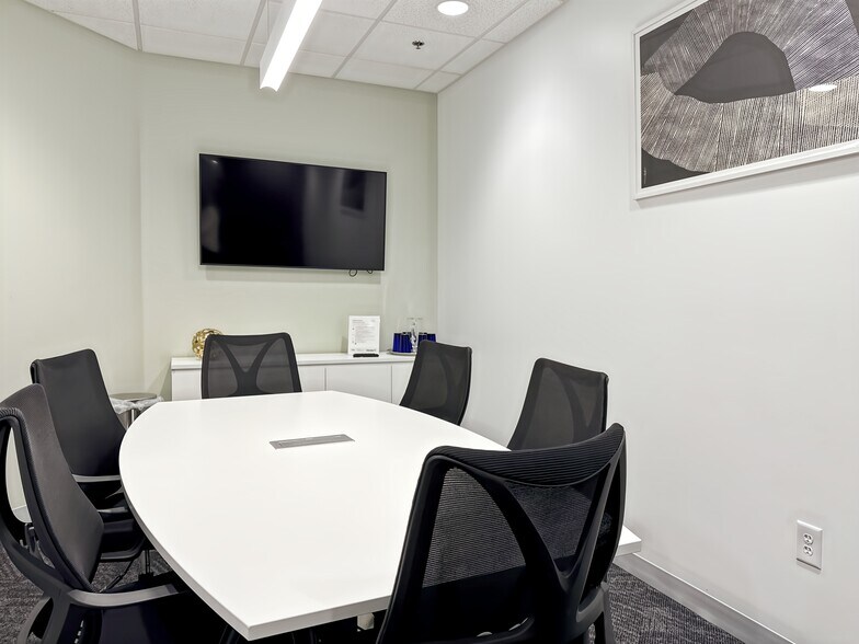 More Photos Of 8024 Glenwood Ave, Raleigh Coworking Space