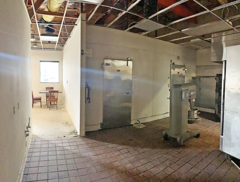 More Photos Of 5512-5530 Van Nuys Blvd, Sherman Oaks Restaurant For Lease