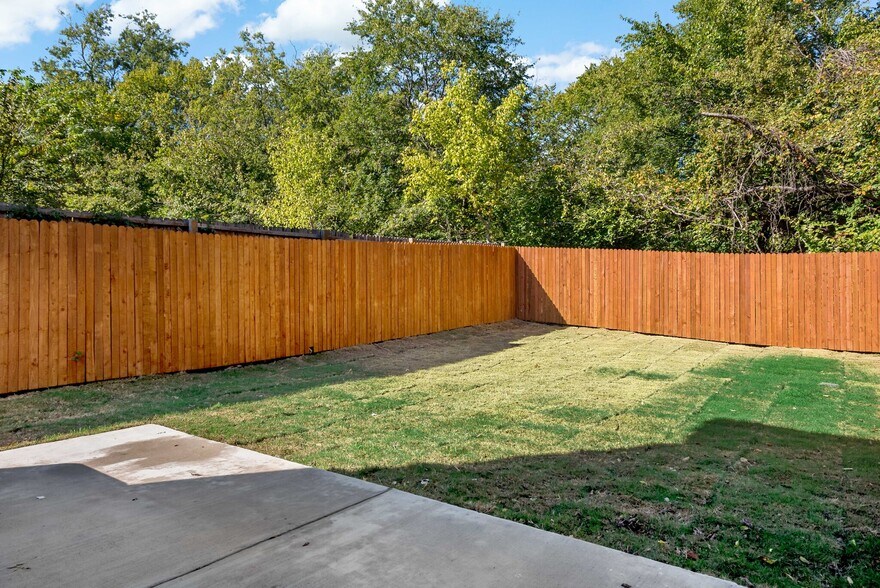 More Photos Of 400-414 E 7th St, Bonham Apartments For Sale