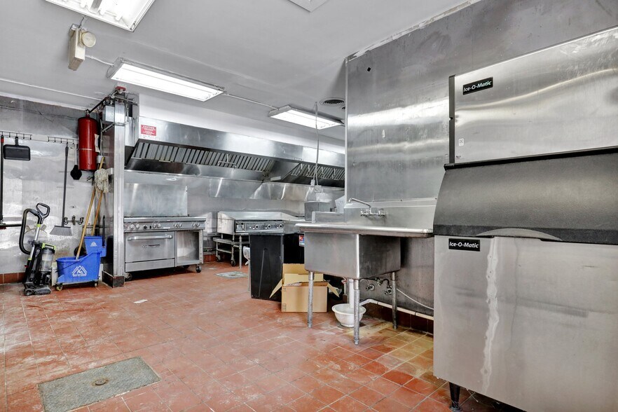 More Photos Of 323 S Main St, Eaton Rapids Freestanding For Sale