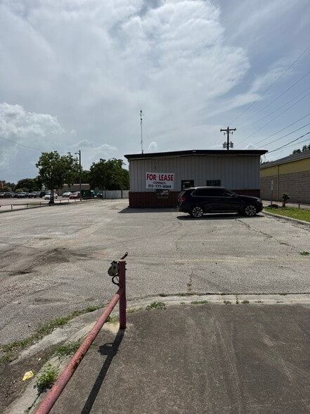More Photos Of 4005 N Navarro St, Victoria Warehouse For Lease