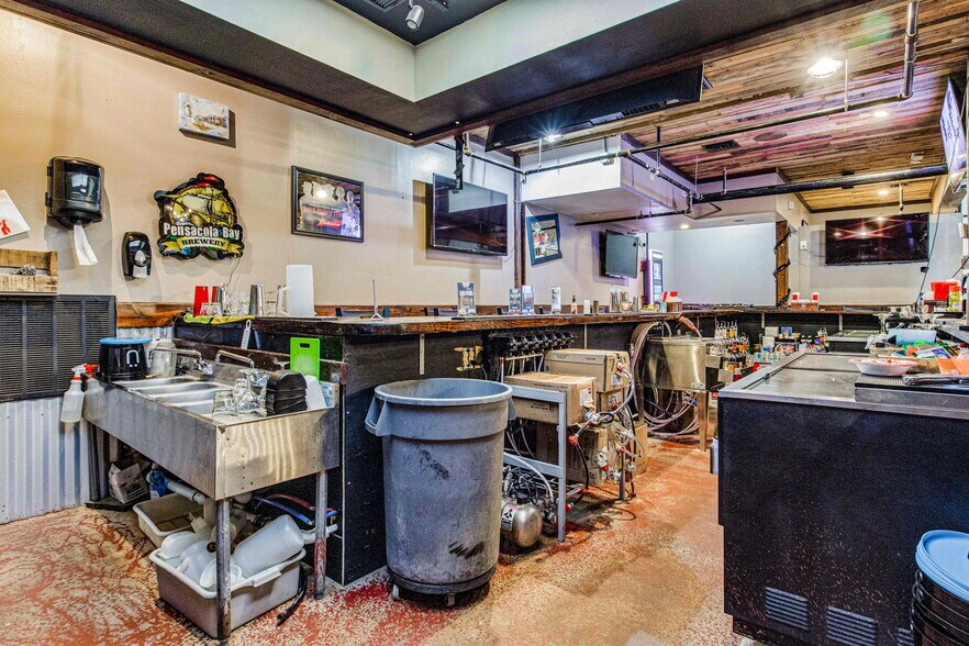 More Photos Of 131 New Warrington Rd, Pensacola Restaurant For Sale