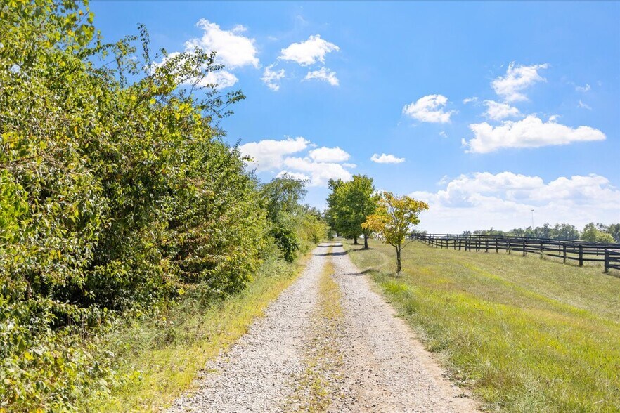 More Photos Of 7233 National Rd, Thornville Horse Stables For Sale