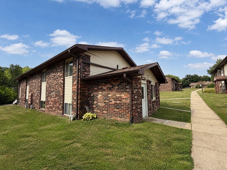 More Photos Of 1660 E Summit St, Red Oak Apartments For Sale