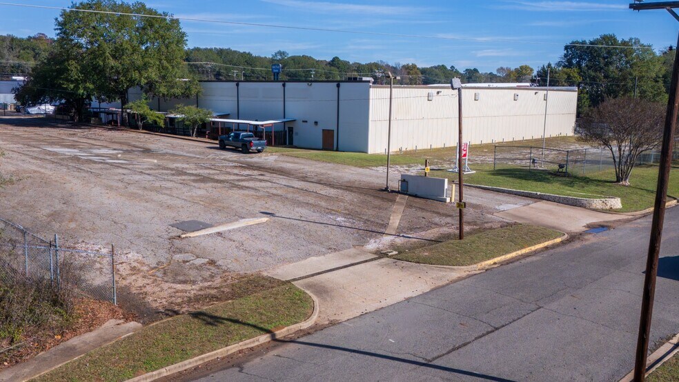 More Photos Of 806 Willowcreek Dr, Jacksonville Warehouse For Lease