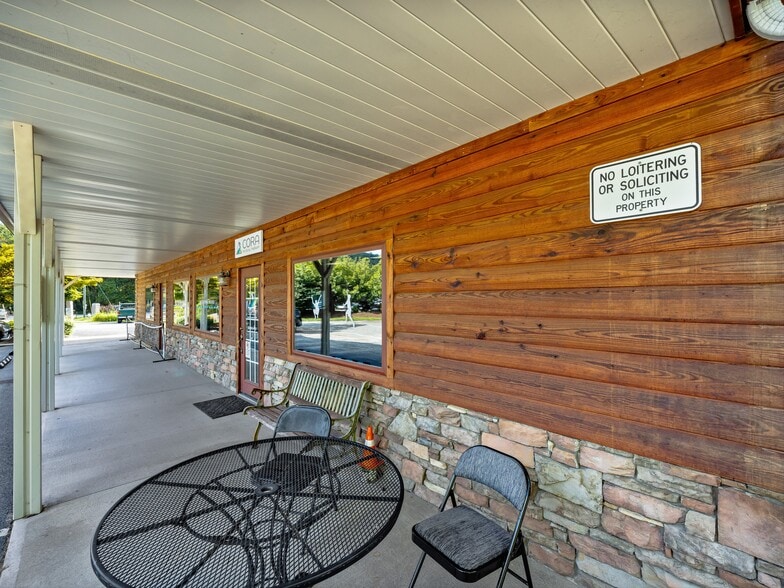More Photos Of 271 Old Barn Rd, Hendersonville Medical For Sale