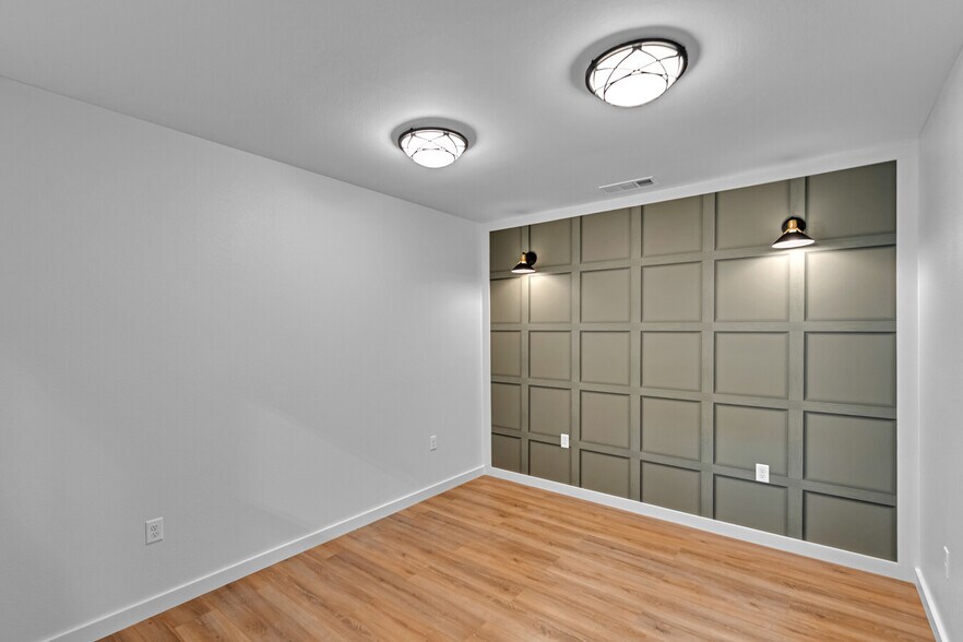 More Photos Of 13021 Harmon Rd, Fort Worth Flex For Lease