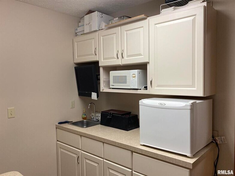 More Photos Of 112 Main, Goreville Healthcare For Sale