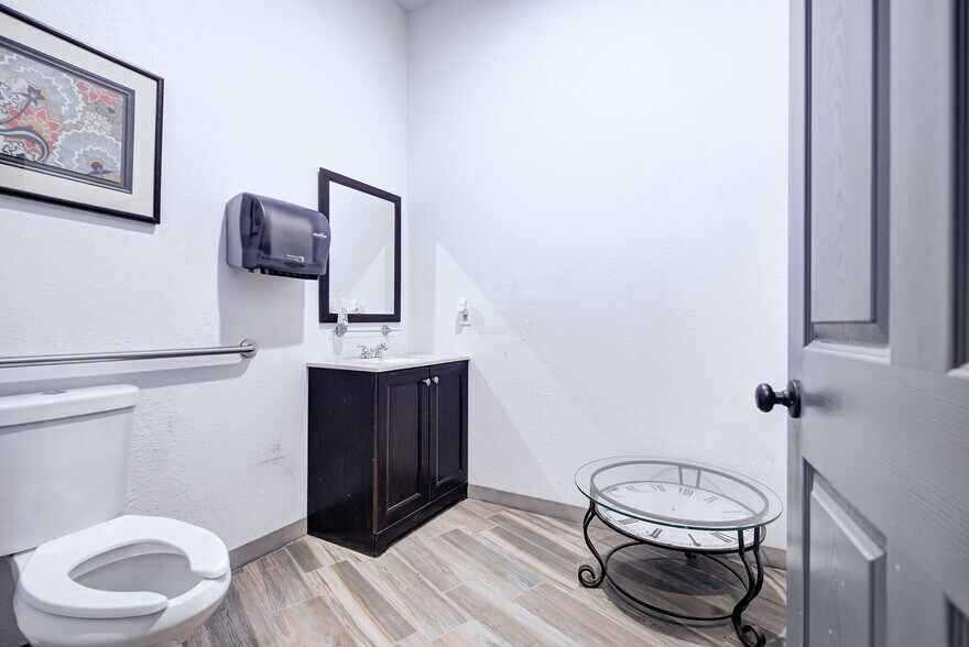 More Photos Of 7917 N May Ave, Oklahoma City Freestanding For Sale