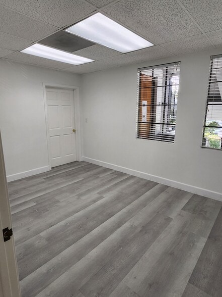 More Photos Of 960 W 17th St, Santa Ana Office For Sale