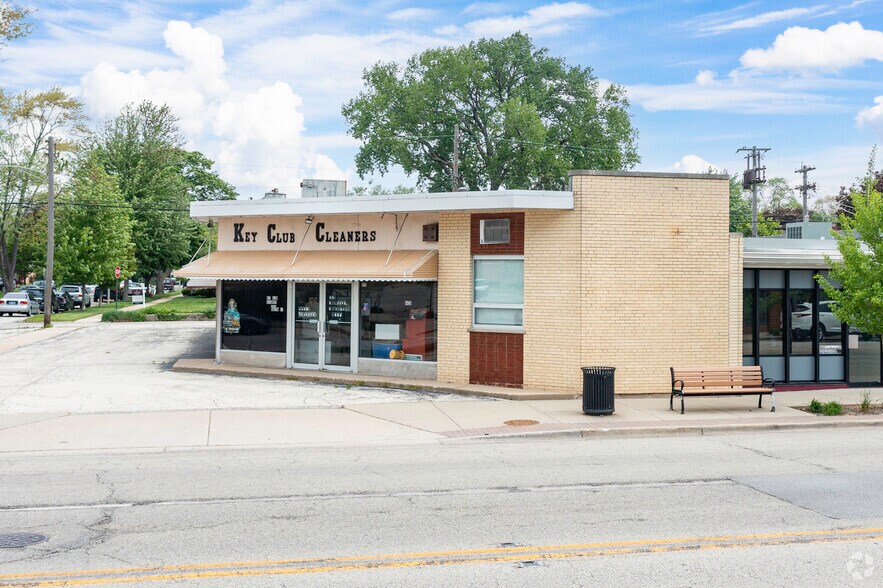 More Photos Of 4456 Oakton St, Skokie General Retail For Lease