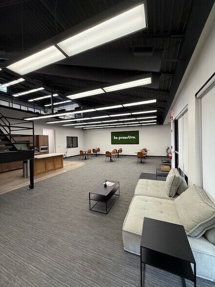 More Photos Of 2485 Directors Row, Indianapolis Office For Lease