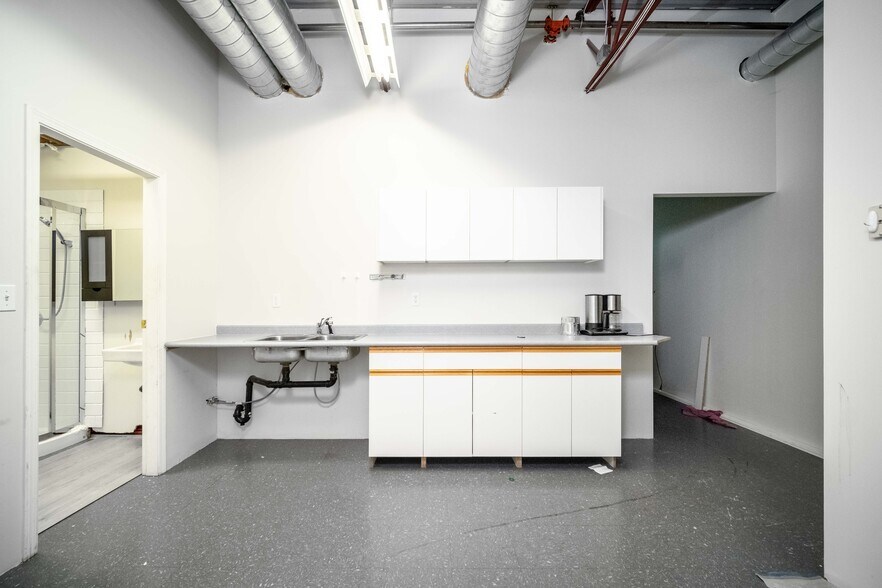 More Photos Of 8456 129A St, Surrey Service For Lease