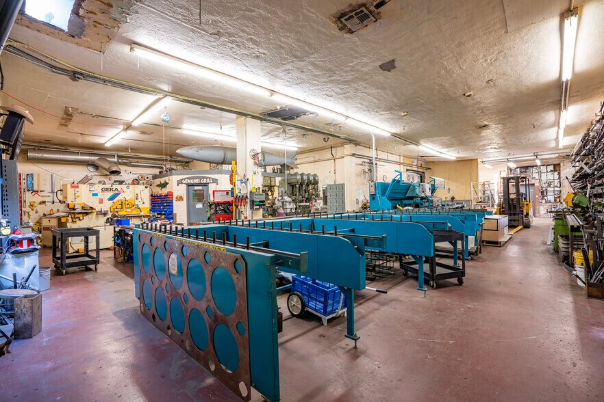 More Photos Of 2005 Wall St, Dallas Showroom For Lease