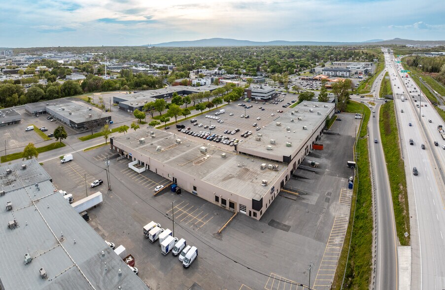 More Photos Of 1400 Av St-Jean-Baptiste, Québec Flex For Lease