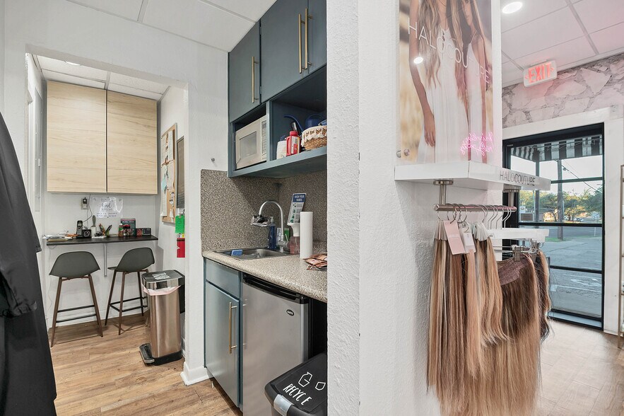 More Photos Of 1001 W 34th St, Austin Freestanding For Lease